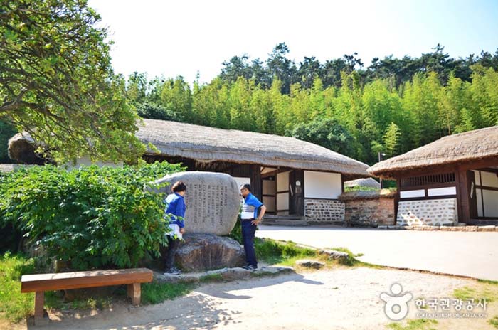 Fertilization in front of Youngrang's birthplace 'until peonies bloom' - Gangjin-gun, Jeollanam-do, Korea (https://codecorea.github.io)