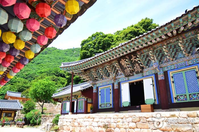 Daeungbojeon des Baeknyeonsa-Tempels, bezeichnet mit den Buchstaben von Lee Gwangsa - Gangjin-Pistole, Jeollanam-do, Korea (https://codecorea.github.io)