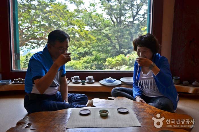 Entspannen Sie im Baeknyeonsa Tea House - Gangjin-Pistole, Jeollanam-do, Korea (https://codecorea.github.io)