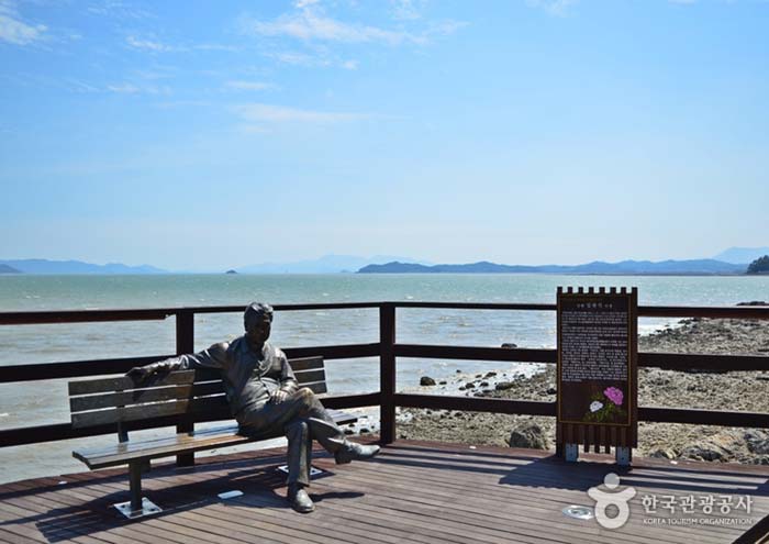 Statue des Dichters Kim Young-Lang (Fotozone des Gaudo Eco Trail) - Gangjin-Pistole, Jeollanam-do, Korea (https://codecorea.github.io)