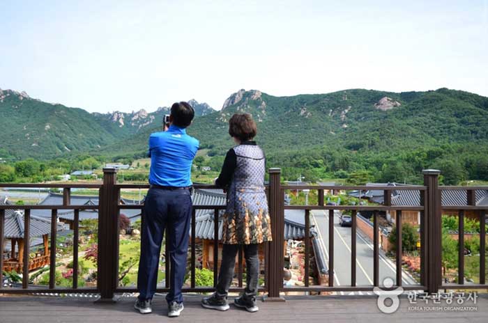 Aussichtsplattform für grüne Flecken im Dorf Gangjin Hanok - Gangjin-Pistole, Jeollanam-do, Korea (https://codecorea.github.io)