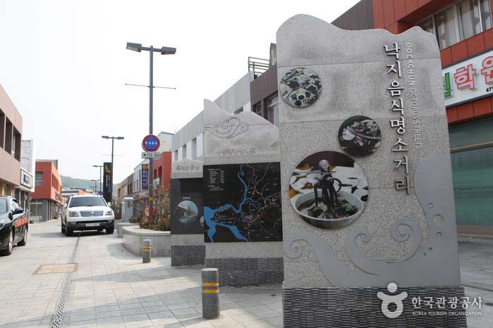 Octopus street leading to Dokcheon 5-day market - Yeongam-gun, Jeonnam, Korea (https://codecorea.github.io)