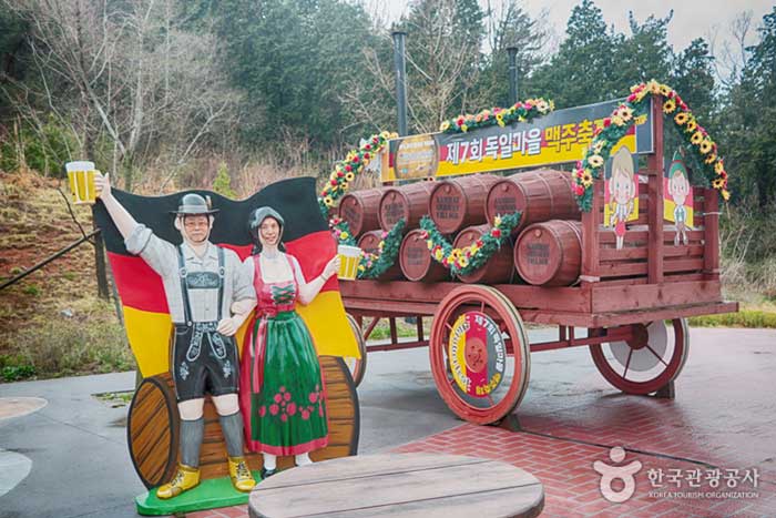 Skulptur des Deutschen Dorfbierfestivals - Namhae-gun, Gyeongnam, Südkorea (https://codecorea.github.io)