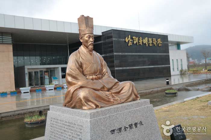 Seopo Kim Manjung Statue und Namhae Yoobae Literaturmuseum - Namhae-gun, Gyeongnam, Südkorea (https://codecorea.github.io)