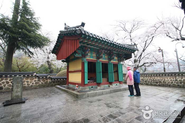 Der Körper von Admiral Yi Sun-Sin, Namhae Chungryeolsa Tempel - Namhae-gun, Gyeongnam, Südkorea (https://codecorea.github.io)