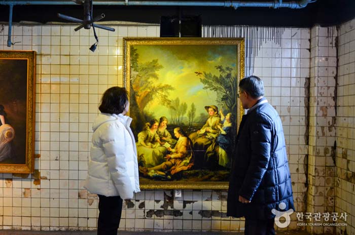 Gemälde im Duschraum des alten Bergmanns ausgestellt - Jeongseon-gun, Gangwon-do, Korea (https://codecorea.github.io)