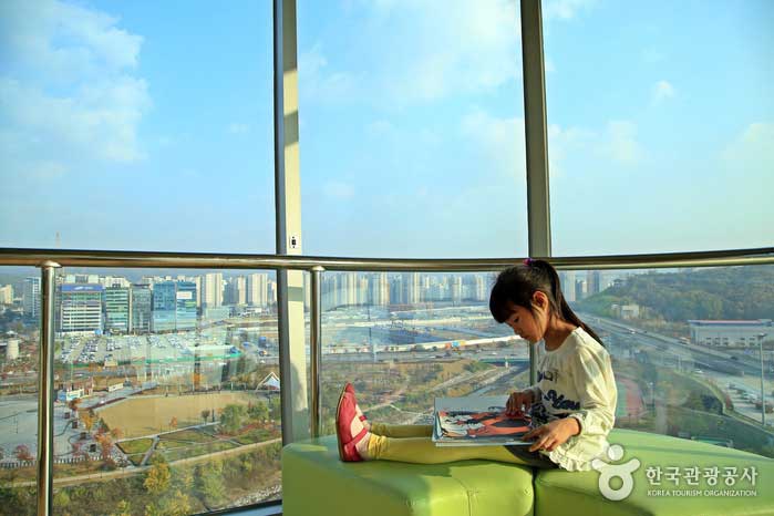 Diviértete leyendo un libro en una ventana con una buena vista - Seongnam-si, Gyeonggi-do, Corea (https://codecorea.github.io)