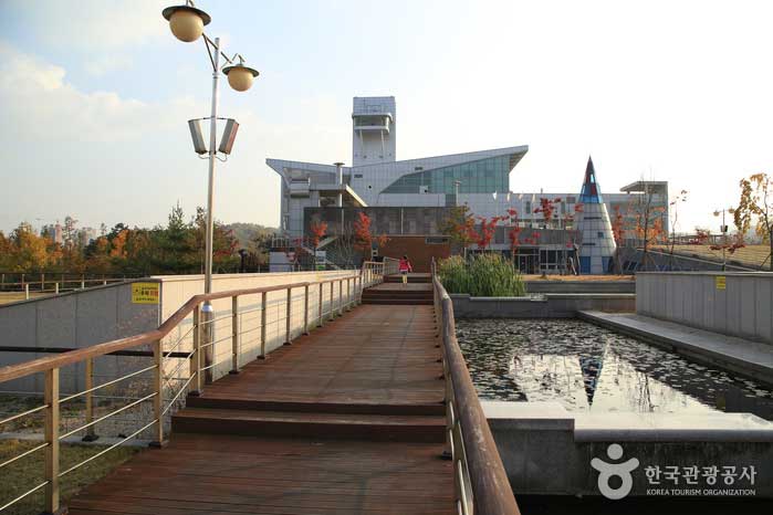 Centro de restauración de la calidad del agua de Pangyo y la cafetería del libro de la plataforma de observación - Seongnam-si, Gyeonggi-do, Corea (https://codecorea.github.io)