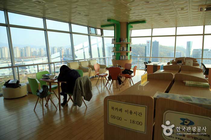 Dentro de una cafetería de libros a pequeña escala - Seongnam-si, Gyeonggi-do, Corea (https://codecorea.github.io)