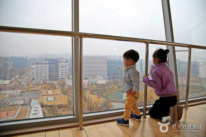 Enfants regardant la vue depuis le salon de discussion - Seongnam-si, Gyeonggi-do, Corée (https://codecorea.github.io)