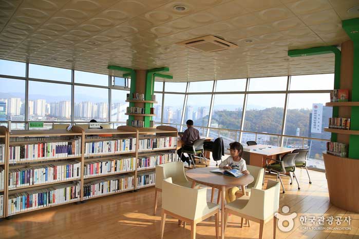 Внутри небольшого книжного кафе - Соннам-си, Кёнгидо, Корея (https://codecorea.github.io)