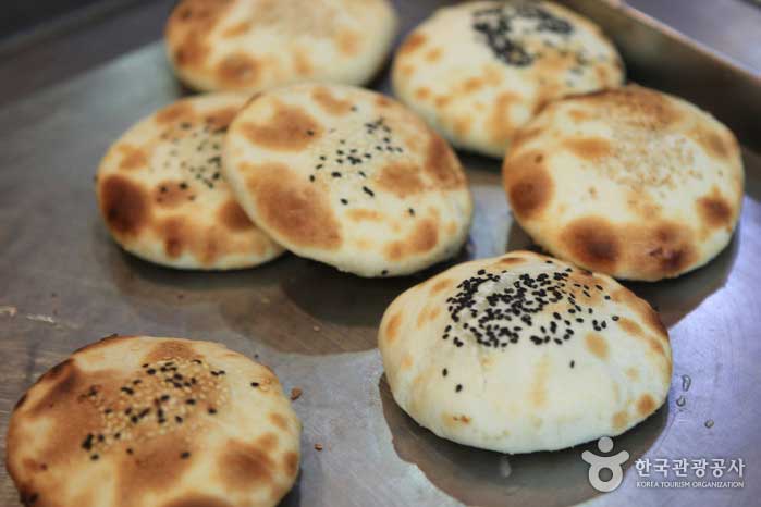 Shinpo International Market Delicacy Gonggal Bread - Sokcho-si, Gangwon-do, Korea (https://codecorea.github.io)