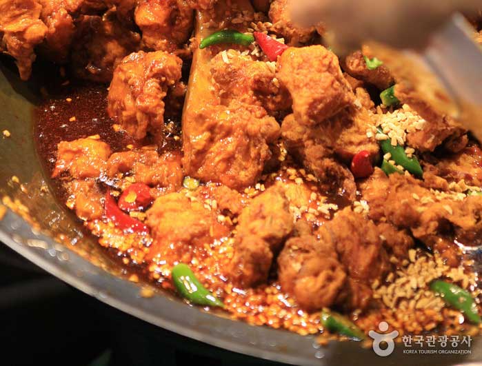 Lorsque vous mettez la sauce chaude et épicée, le poulet est terminé - Sokcho-si, Gangwon-do, Corée (https://codecorea.github.io)