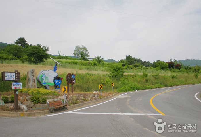 L'entrée de la route de la colline qui monte à Cheongoksan six cents gardiens - Pyeongchang-gun, Gangwon-do, Corée (https://codecorea.github.io)
