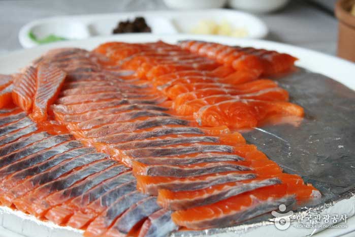 Sashimi de truite dégusté à Doumesangol, Gangwon-do - Pyeongchang-gun, Gangwon-do, Corée (https://codecorea.github.io)