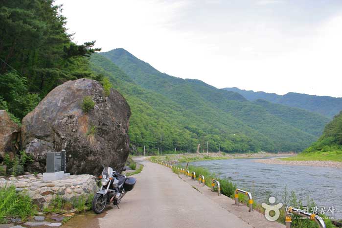 Eine Geschichte über ein paar Flöße wird in Andol entlang des Flusses erzählt. - Pyeongchang-Pistole, Gangwon-do, Korea (https://codecorea.github.io)