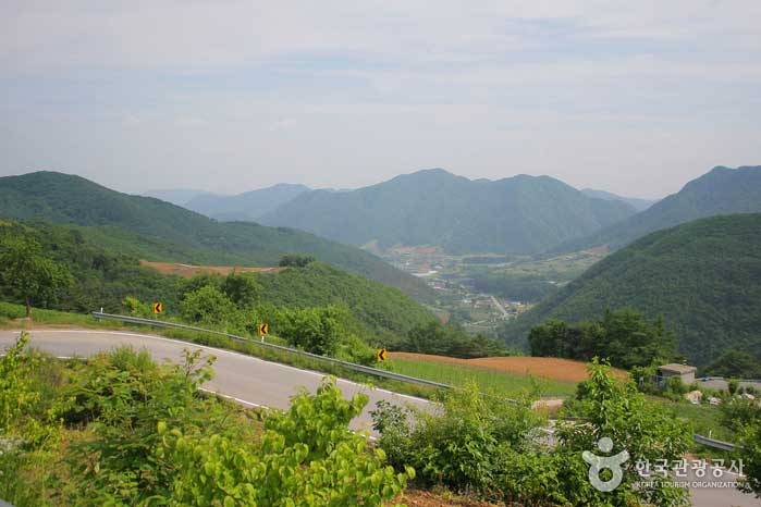 Горная дорога идет вверх от Hoedong-Ри - Пхенчхан-гун, Канвондо, Корея (https://codecorea.github.io)