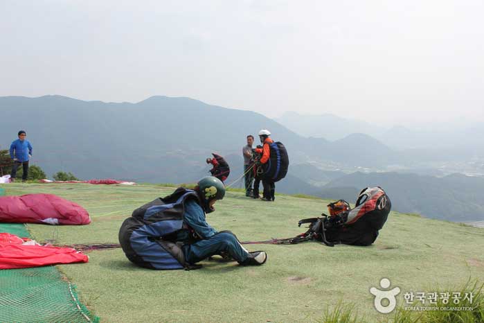 Paragliding fellows gathered at the active factory in Jangamsan - Pyeongchang-gun, Gangwon-do, Korea (https://codecorea.github.io)