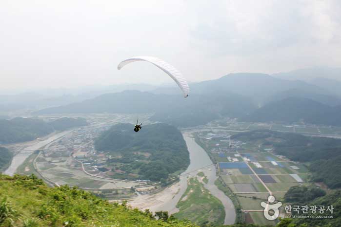 Despegue con vistas a Pyeongchang-eup y al río Pyeongchang - Pyeongchang-gun, Gangwon-do, Corea (https://codecorea.github.io)