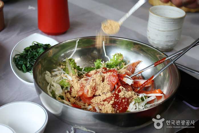 Le bibimbap de truite est servi avec de la pâte de poivron rouge et des légumes - Pyeongchang-gun, Gangwon-do, Corée (https://codecorea.github.io)