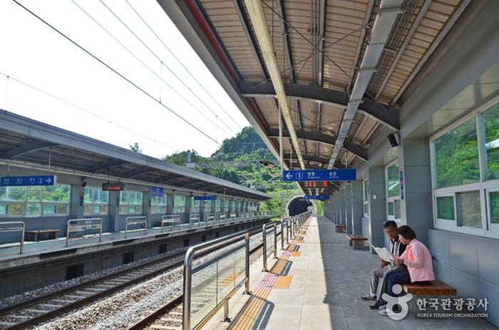 Tren de la línea Gyeongui Jungang - Yangpyeong-gun, Gyeonggi-do, Corea (https://codecorea.github.io)