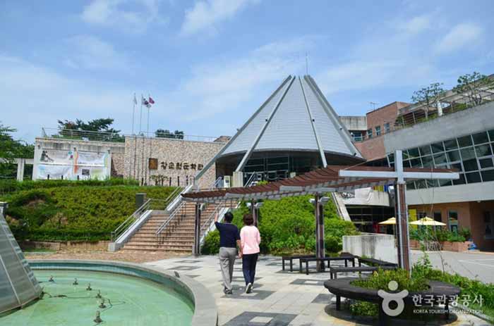 Eingang zum Hwang Sun-Won Literature Museum - Yangpyeong-gun, Gyeonggi-do, Korea (https://codecorea.github.io)
