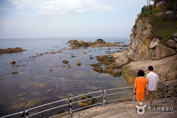 Touristes se promenant dans le brise-lames du port de Namae - contre... (https://codecorea.github.io)