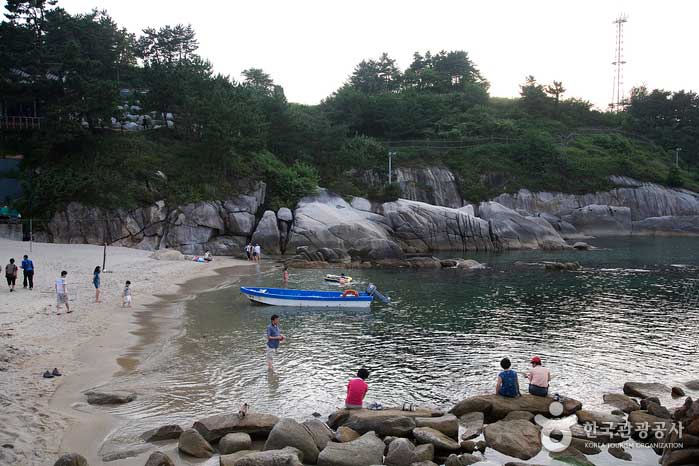 Pequeña playa a la entrada de Yeonhwadae - versus... (https://codecorea.github.io)