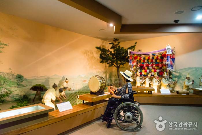 Salle de musique traditionnelle coréenne Salle d'exposition du 1er étage - Namwon-si, Jeollabuk-do, Corée (https://codecorea.github.io)