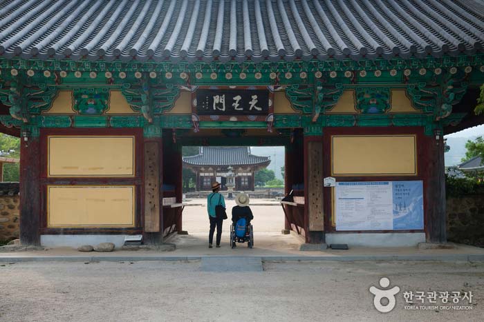 Rampe du temple Silsangsa Tianwangmun - Namwon-si, Jeollabuk-do, Corée (https://codecorea.github.io)