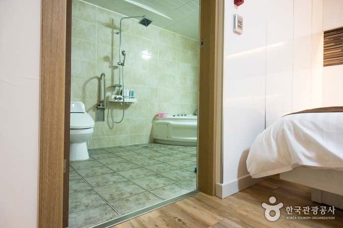 Toilette Chambre Maid Hotel - Namwon-si, Jeollabuk-do, Corée (https://codecorea.github.io)