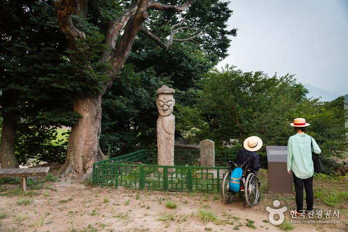 Seokjangseung (bucksoo) à l'entrée du temple de Silsangsa - Namwon-si, Jeollabuk-do, Corée (https://codecorea.github.io)