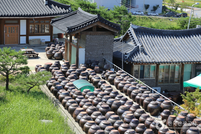 Jangdokdae aus dem Dorf Gochujang, wo Gochujang reift - Sunchang-Pistole, Jeollabuk-do, Korea (https://codecorea.github.io)