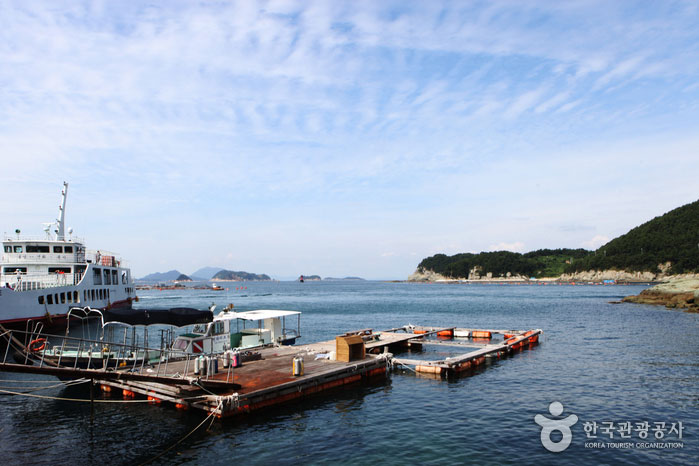 Yeonhwado kommt ungefähr eine Stunde lang auf dem Boot an - Tongyeong, Gyeongnam, Korea (https://codecorea.github.io)