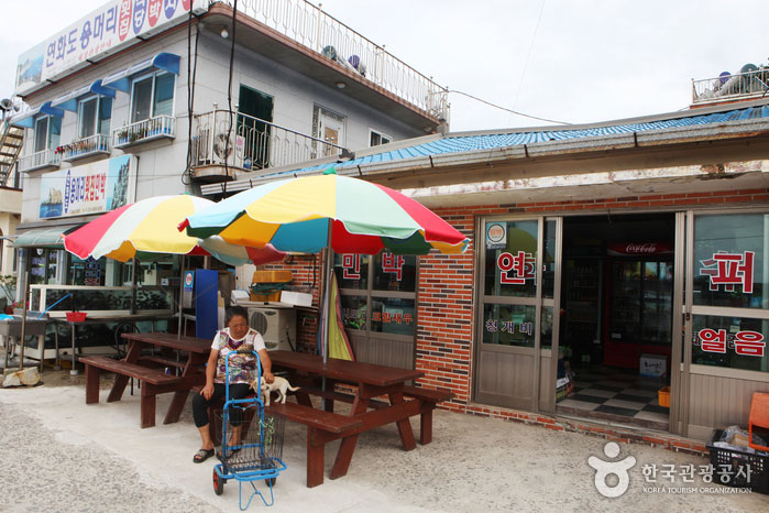 La tienda donde se compró la copa de ramen en verano. Solo super suave - Tongyeong, Gyeongnam, Corea (https://codecorea.github.io)