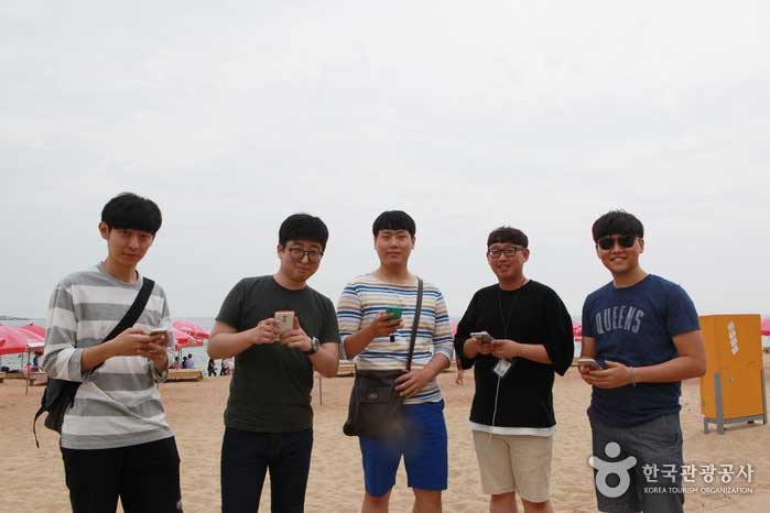 Junge Leute aus Busan spielen Pokemon Go - Sokcho, Gangwon, Südkorea (https://codecorea.github.io)