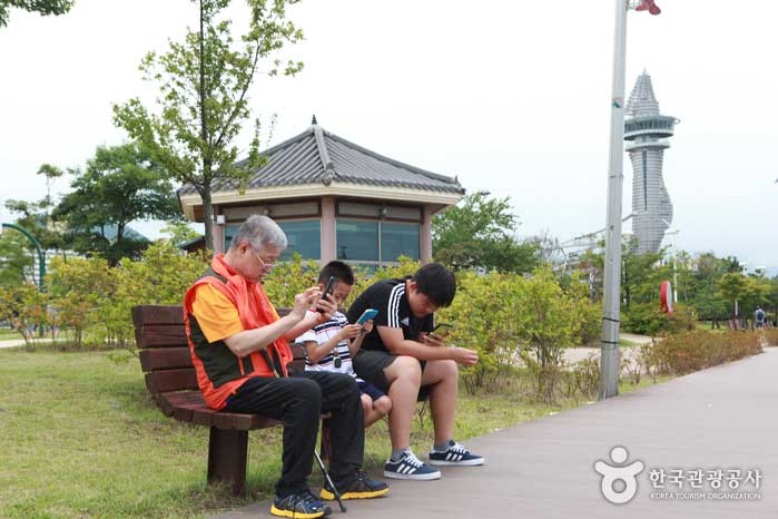 Tres generaciones de Pokémon Go - Sokcho, Gangwon, Corea del Sur (https://codecorea.github.io)