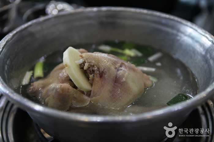 Eine Hühnernudelsuppe mit einem Huhn - Jongno-gu, Seoul, Korea (https://codecorea.github.io)