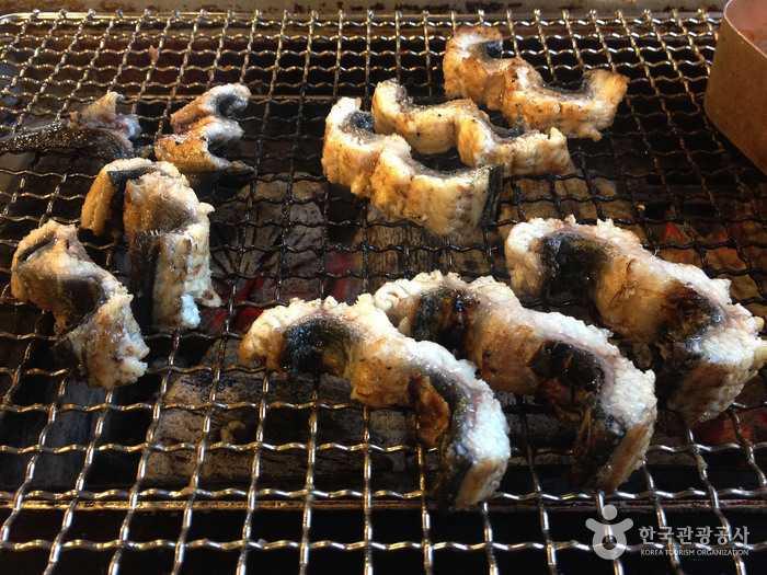 Comida sin caballos, anguila de agua dulce a la parrilla - Jongno-gu, Seúl, Corea (https://codecorea.github.io)