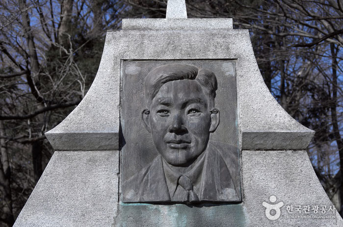 Le visage du poète vu de la fertilisation du parc Songjeong - Gwangsan-gu, Gwangju, Corée du Sud (https://codecorea.github.io)