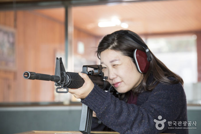 Reisende, die Gewehrschießen erleben - Seogwipo, Jeju, Südkorea (https://codecorea.github.io)
