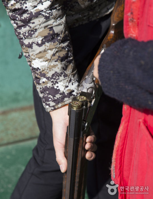 Chargement de munitions dans un fusil de chasse - Seogwipo, Jeju, Corée du Sud (https://codecorea.github.io)