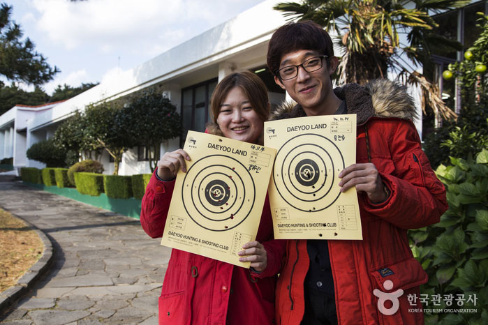 Travelers holding their targets as souvenirs - Seogwipo, Jeju, South Korea (https://codecorea.github.io)