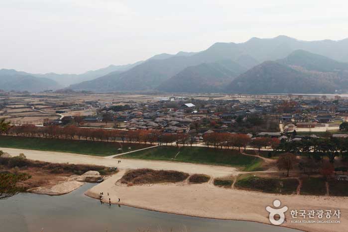 Blick auf Hahoe Village von den Buyongdae - Andong, Gyeongbuk, Korea (https://codecorea.github.io)