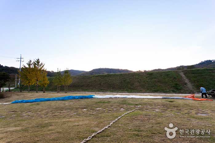 Verteilen Sie den Heißluftballon vor dem Start auf dem Boden - Icheon, Südkorea (https://codecorea.github.io)
