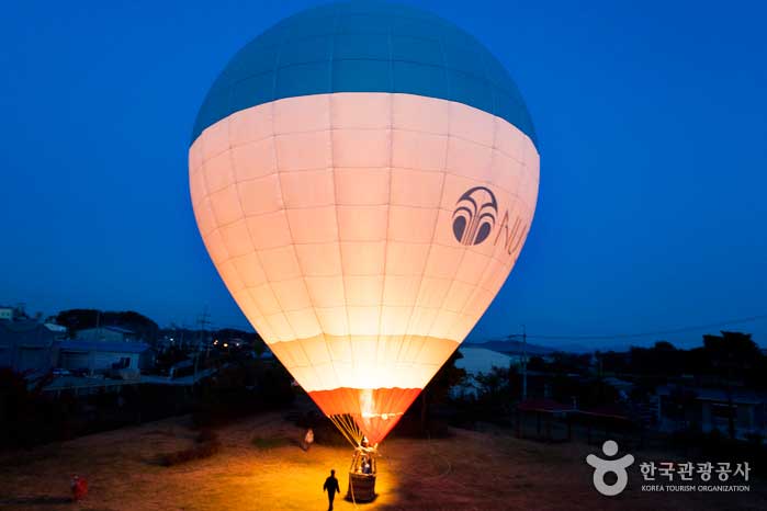 Heißluftballons bei Nacht - Icheon, Südkorea (https://codecorea.github.io)