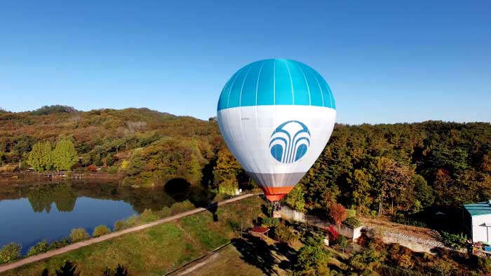 Icheon, Südkorea - Frei im Herbsthimmel fliegen, Icheon Heißluftballon Freiflug