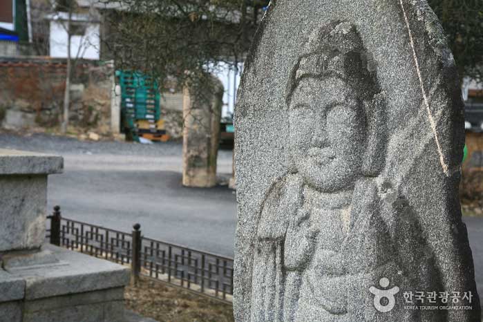 Suave sonrisa de estatua de piedra - Chungju, Chungbuk, Corea del Sur (https://codecorea.github.io)