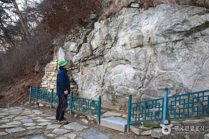 Viajeros mirando la estatua del Buda Penghuangri Maae - Chungju, Chungbuk, Corea del Sur (https://codecorea.github.io)