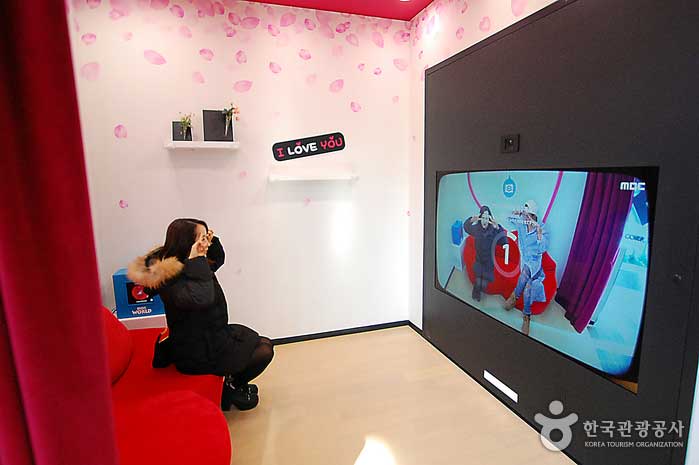 Posant avec le mari virtuel G-Dragon et un, deux, trois! - Mapo-gu, Séoul, Corée (https://codecorea.github.io)